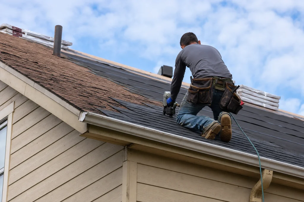 Illinois Roofing License Verification: Match the Bid Name